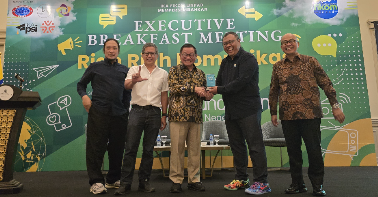 Dari kiri: Tenaga Ahli Kemenhan Sabrang Mowo Damar Panuluh, Analis Politik Rocky Gerung, Gubernur DKI Jakarta Pramono Anung, Ketua Umum IKA Fikom Unpad Hendri Satrio, Penulis Maman Suherman foto bersama usai diskusi Executive Breakfast Meeting bertajuk Riah Riuh Komunikasi di Jakarta Selatan. Foto: Ist