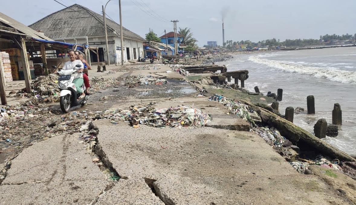 RUSAK. Kondisi labuh di kawasan TPI Labuan sangat memprihatinkan karena terlihat rusak parah dan kumuh.