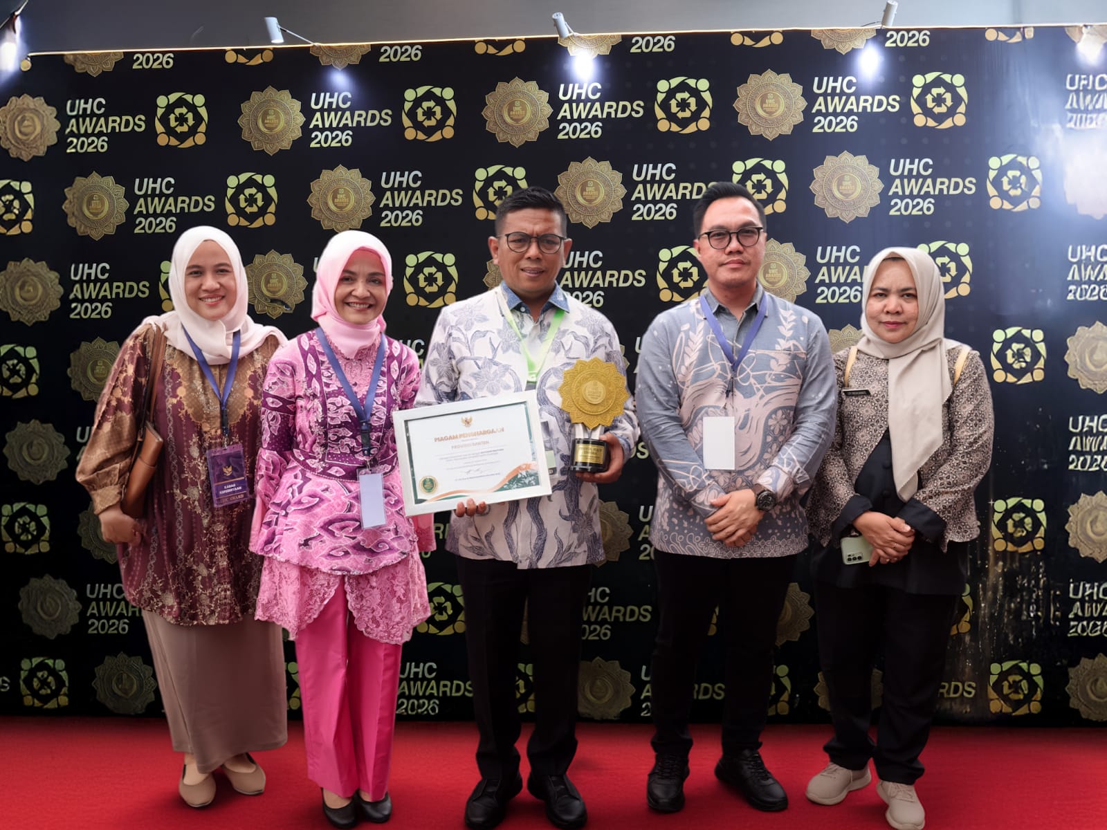 Gubernur Andra Soni pada penyerahan penghargaan Universal Health Coverage (UHC) Award 2026 kategori Pratama dari BPJS Kesehatan. Foto : Ist