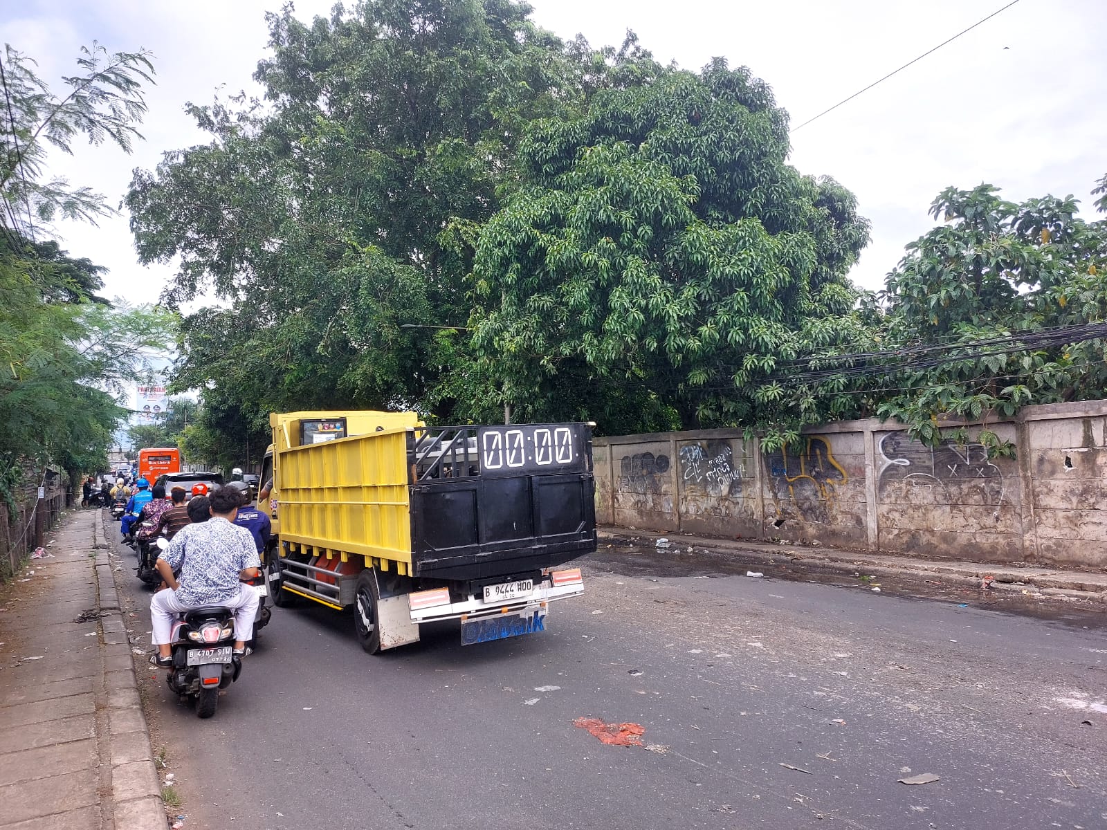 Kondisi terkini Pasar Cimanggis usai petugas mengangkut sampah yang menggunung, Kamis (8/1)