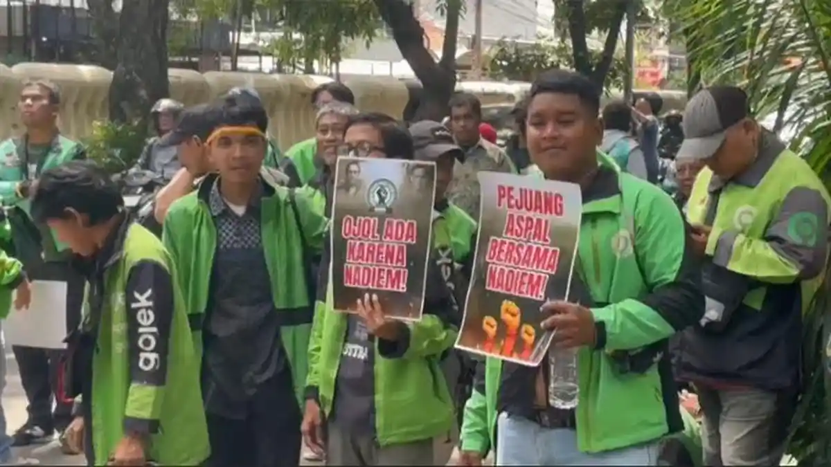 Pengemudi ojol merapat di PN Jakarta Pusat untuk memberi dukungan kepada Nadiem. Foto : Ist