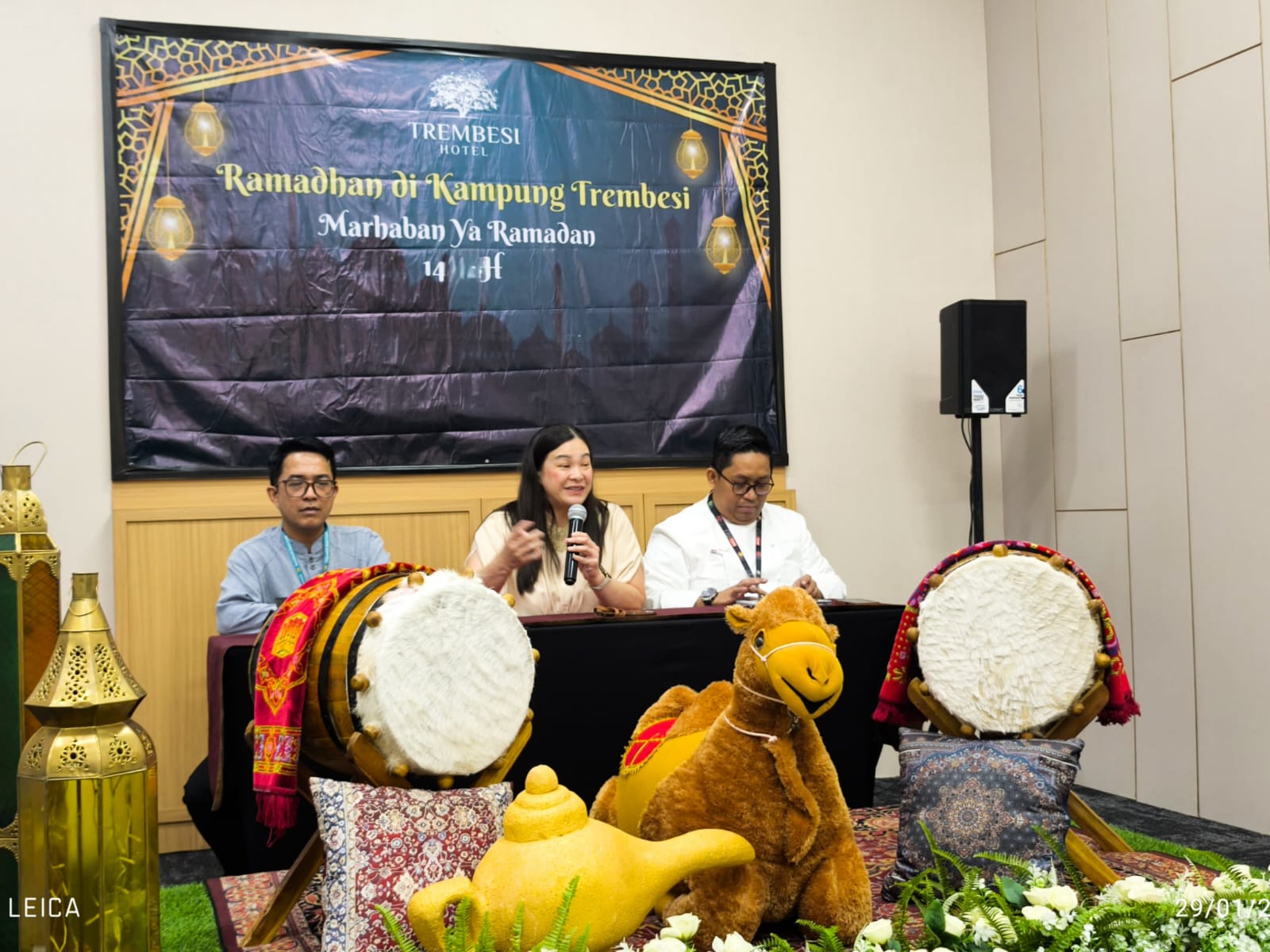 (Ki-ka) F&B Manager Trembesi Hotel Ade Ramdan, Director of Sales Yenny Nizon, dan Executive Chef Darfi Darli saat pemaparan program Chinese New Year Dinner 2026 serta Ramadan di Kampung Trembesi pada konferensi pers, Kamis (29/1/2026). (tangselpos.id/lim)