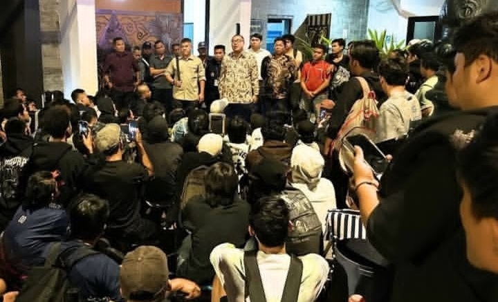 Antrian WNI di Kedutaan Kamboja. Foto : Ist