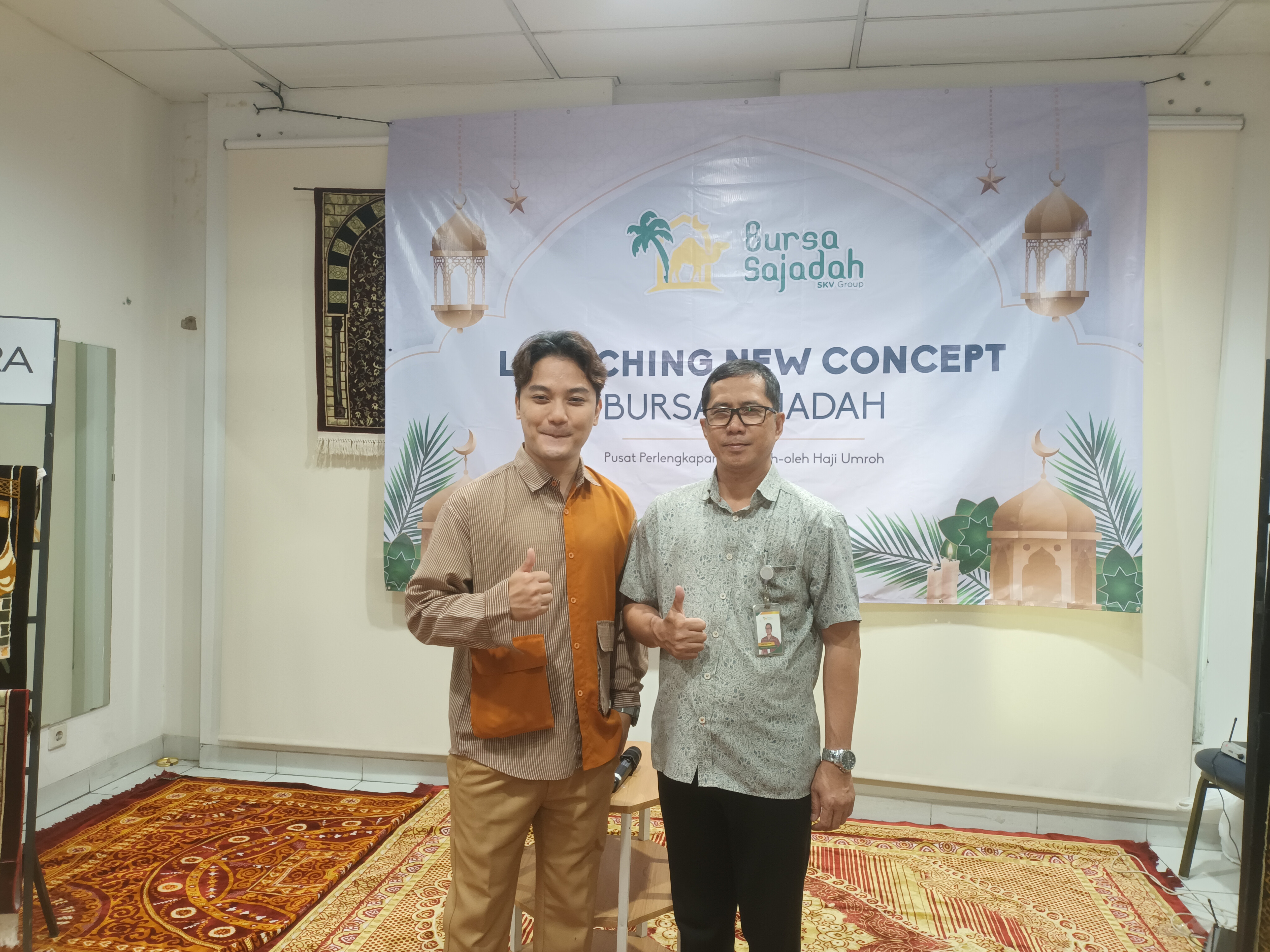 (ki-ka) Afrizal Juansyah, Business Development Operation Head Bursa Sajadah, bersama Yadi, Regional Manager Toko, saat launching konsep “Muslim One Stop Shopping” di cabang Serpong BSD, Rabu (21/1/2026). (tangselpos.id/lim)