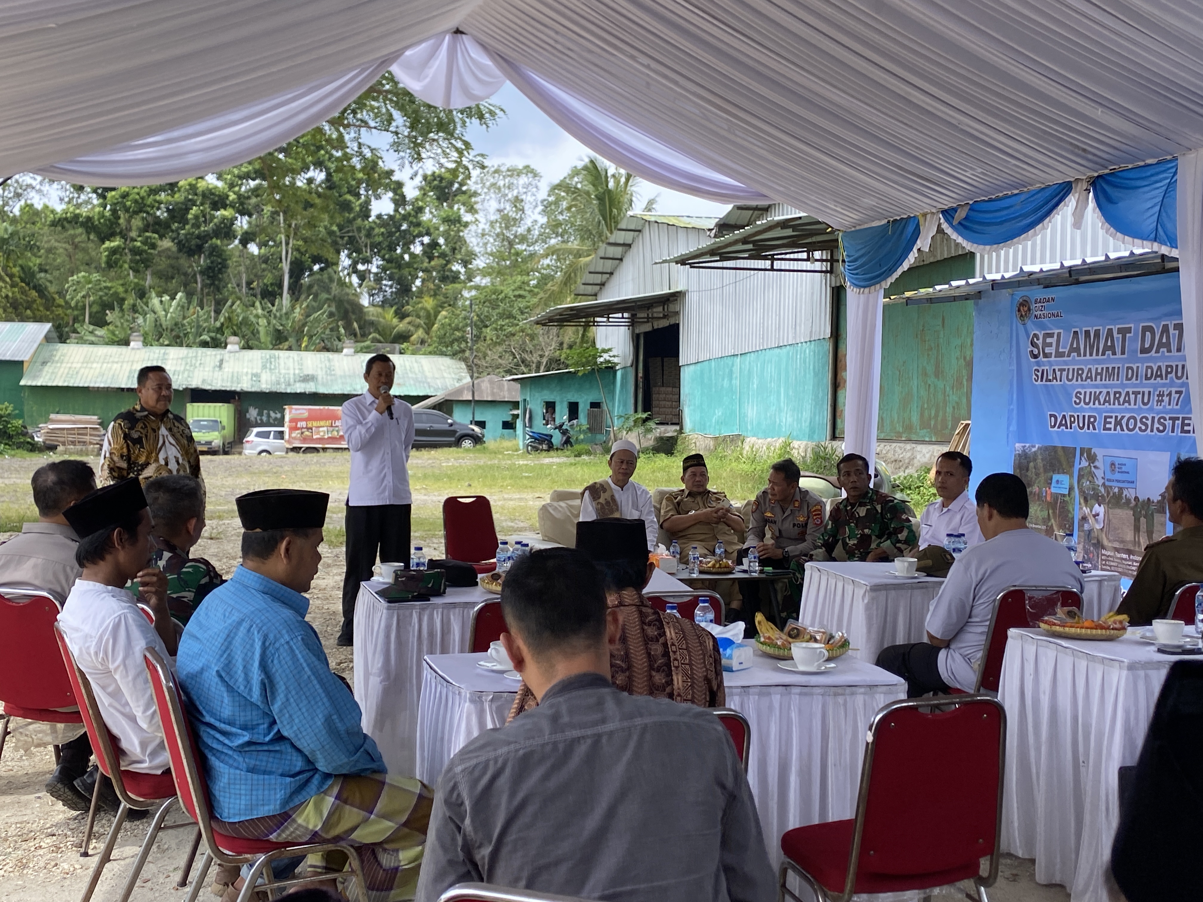 SAMBUTAN. Satgas SPPG Banten Komarudin, didampingi pemilik SPPG Ekosistem Sukaratu 17, sedang memberikan sambutan di acara peresmian, Selasa (27/1).