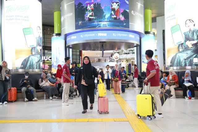 Penumpang kereta api di Stasiun Gambir. Foto : Ist
