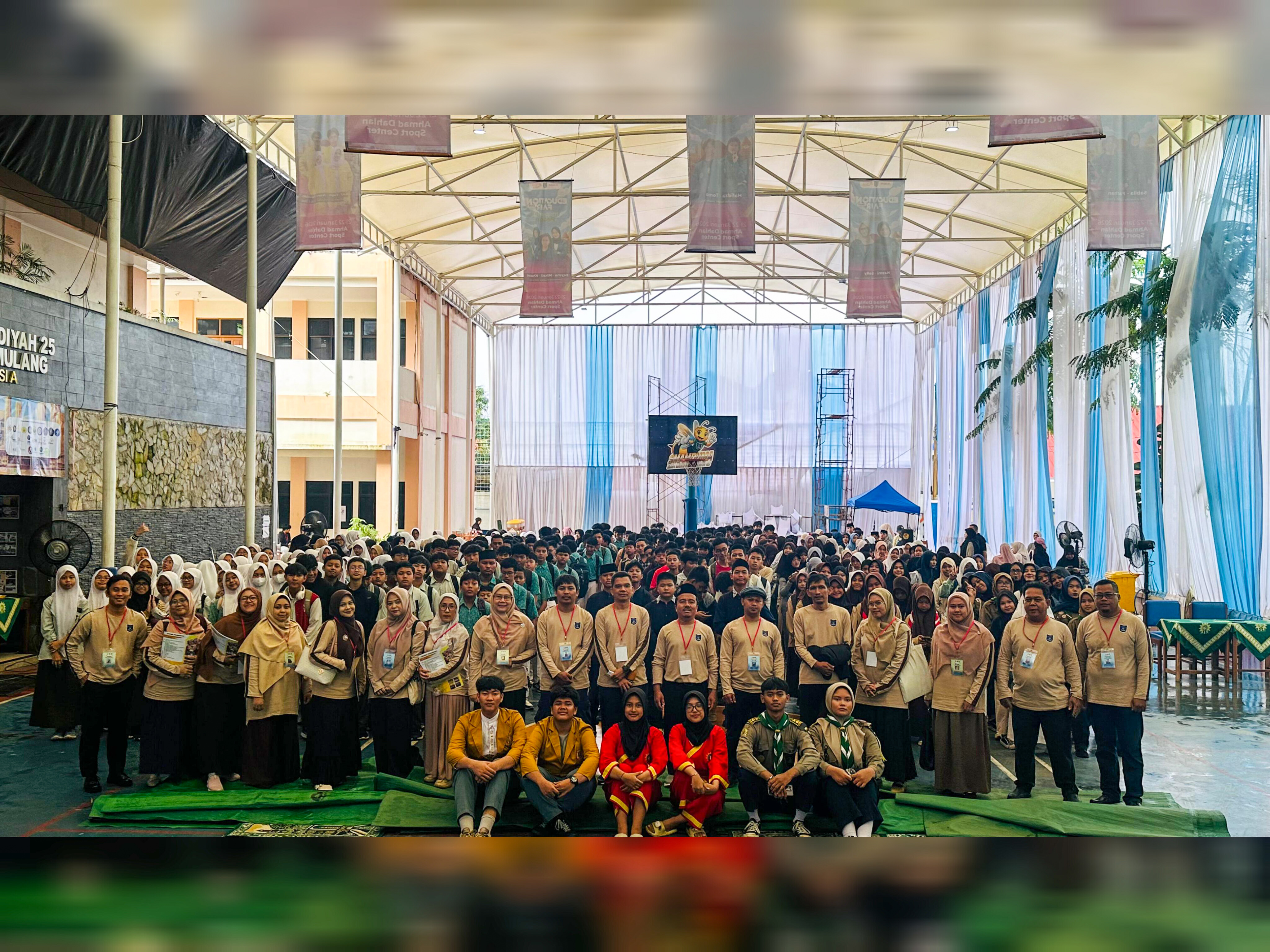 Peserta, guru, dan panitia berfoto bersama usai Mega Try Out Tes Kemampuan Akademik (TKA) dan seminar parenting di SMAM DUMA Pamulang, Sabtu (24/1/2026). (Dok. SMAM DUMA)