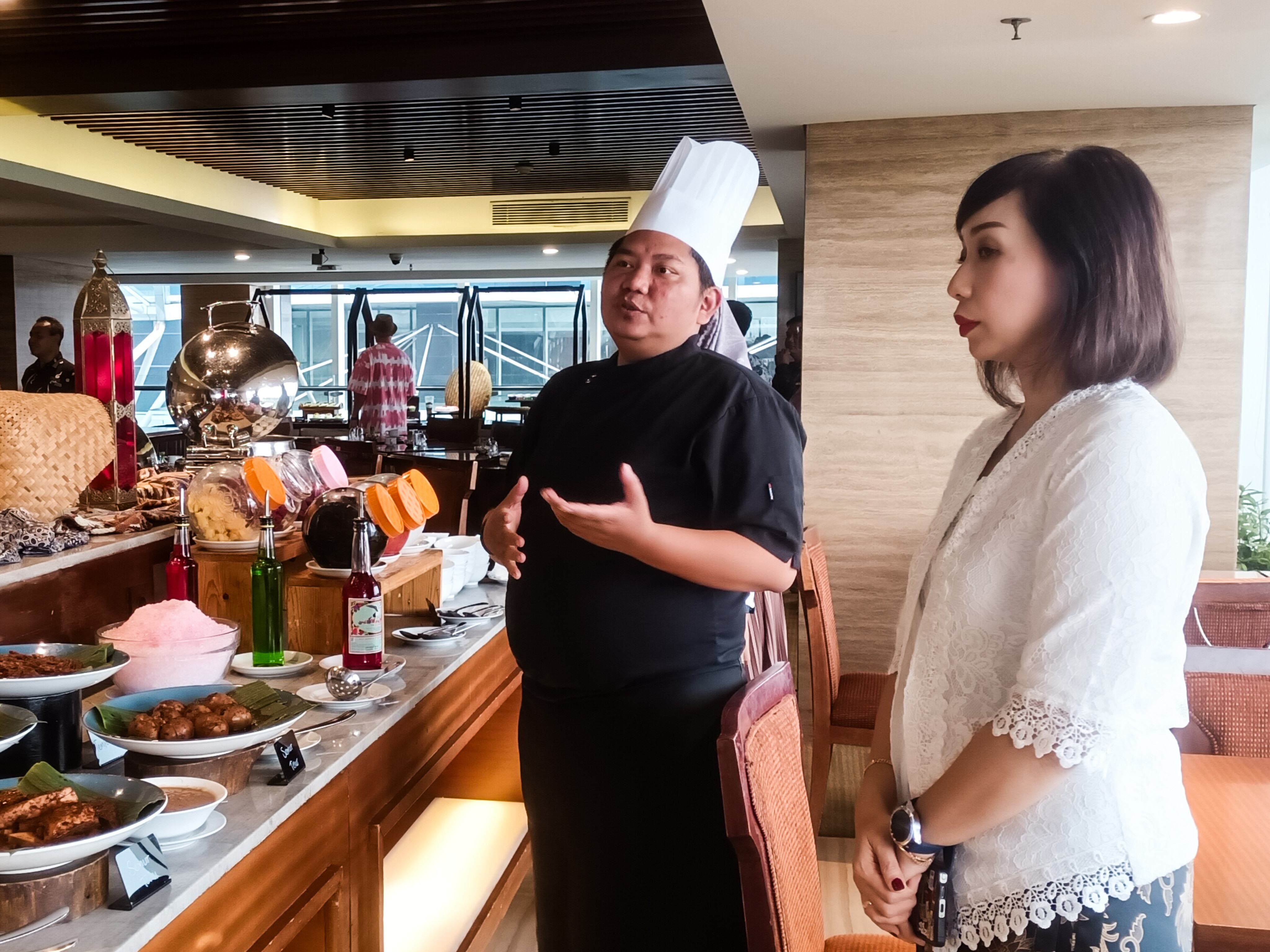 Cluster General Manager Swiss-Belhotel Serpong Ria Andrinie bersama Executive Chef Chef Andri Maulana saat peluncuran program Iftar Ramadan 2026 bertema “Kampung Ramadan”, Rabu (28/1/2026). (tangselpos.id/lim)