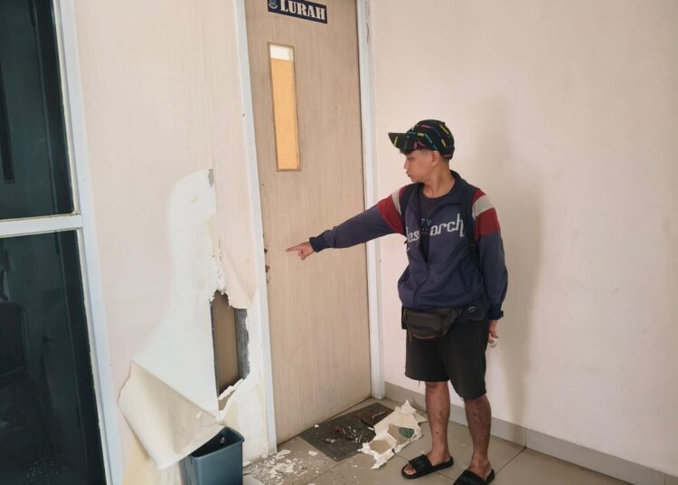 Tembok Kantor Lurah Pondok Jaya yang kembali dijebol. Foto : Ist