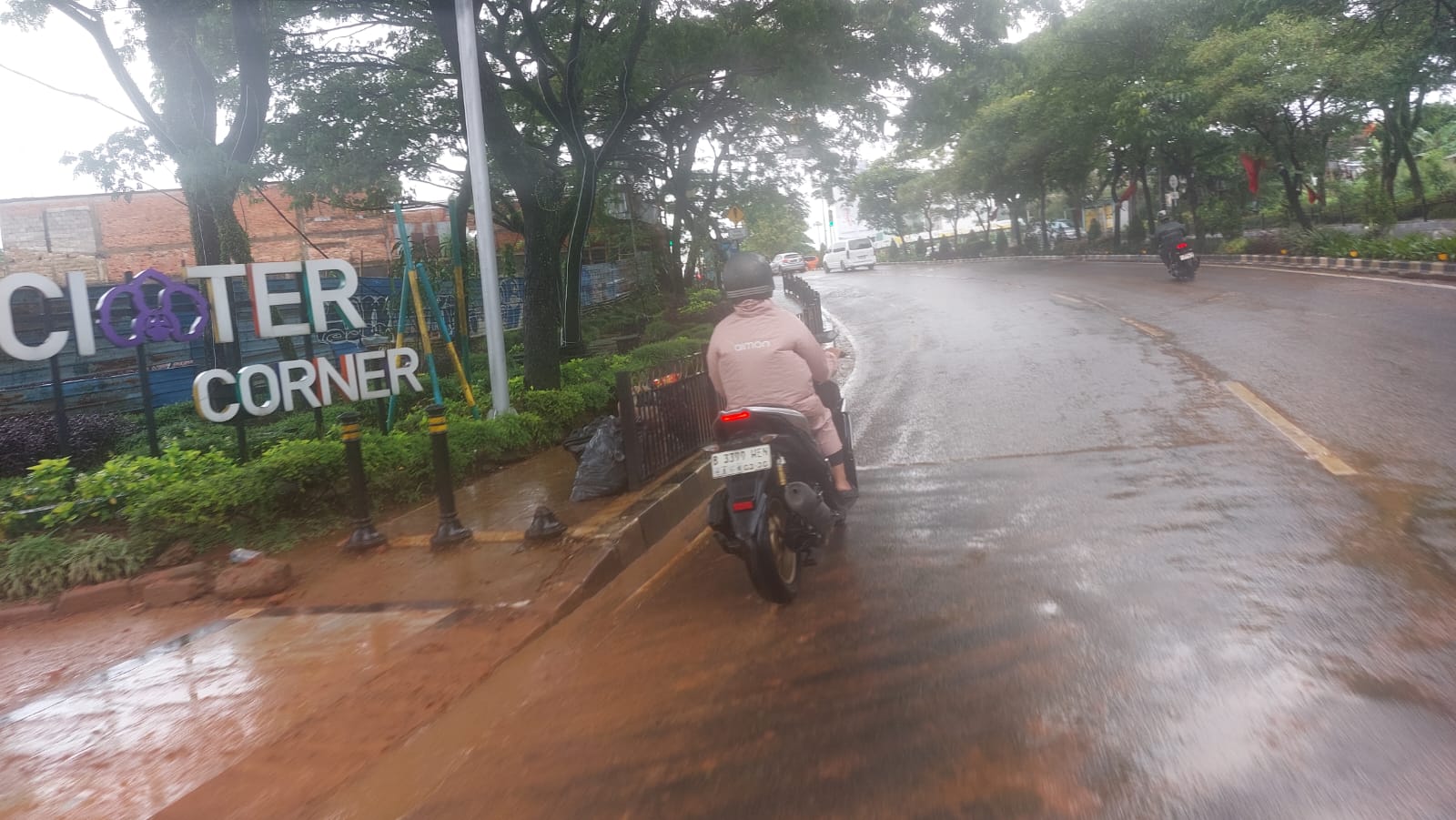 Tanah merah dari proyek menutupi Jalan Ciater Raya, dan membahayakan pengendara. (Ist)