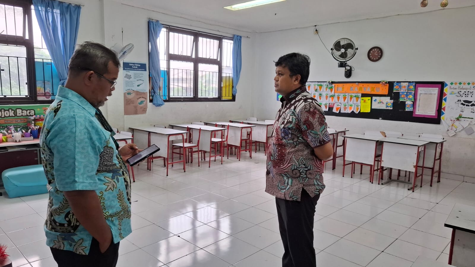 Kepala UPTD Perlindungan Perempuan dan Anak (PPA) Kota Tangsel, Tri Purwanto saat mengunjungi SDN Rawa Buntu 01. Foto : Ist