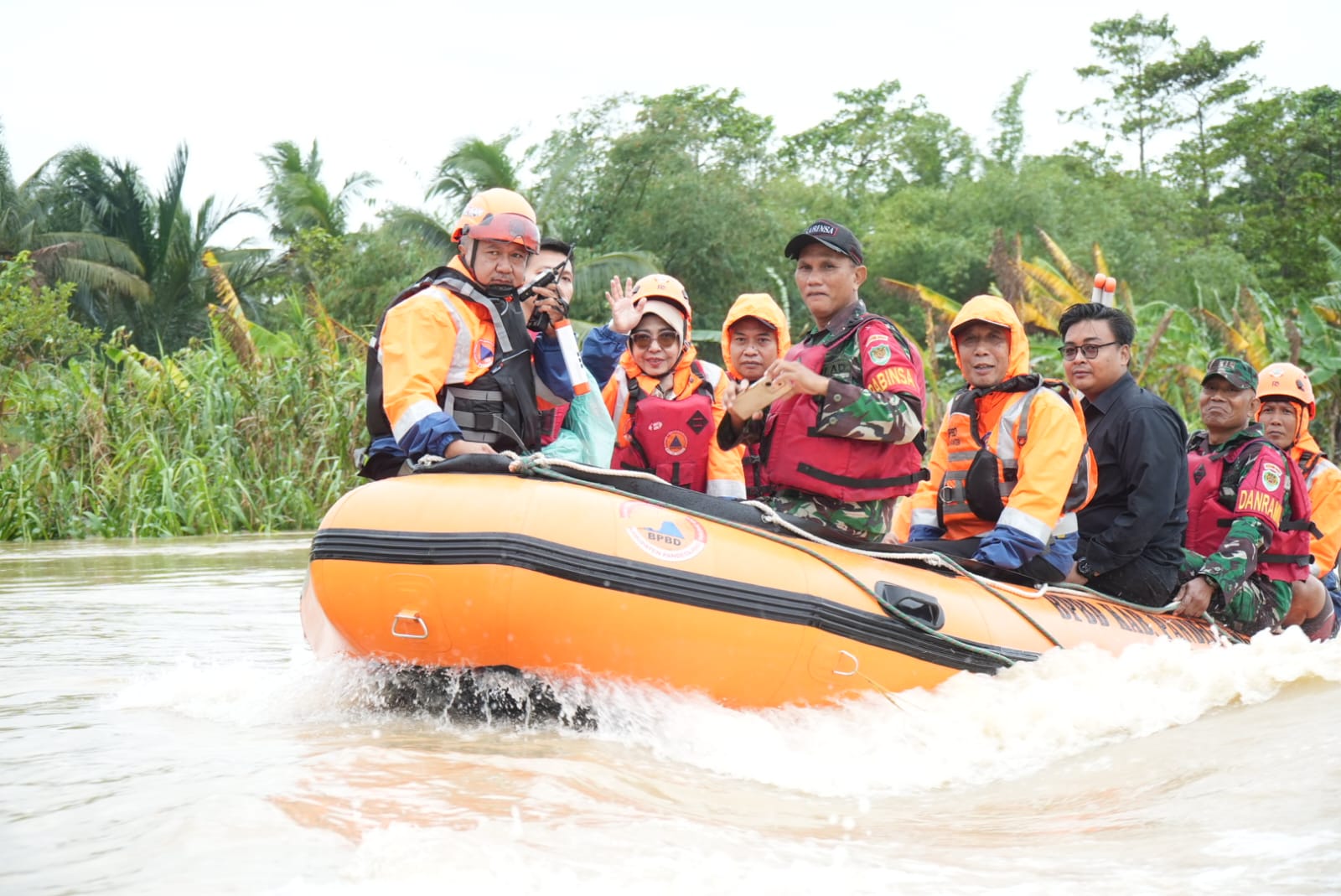 Bupati Pandeglang, Raden Dewi Setiani, bersama rombongan menerjang derasnya aliran Sungai Cilemer, untuk menemui warga terdampak banjir, Kamis (22/1/2026).(Istimewa)