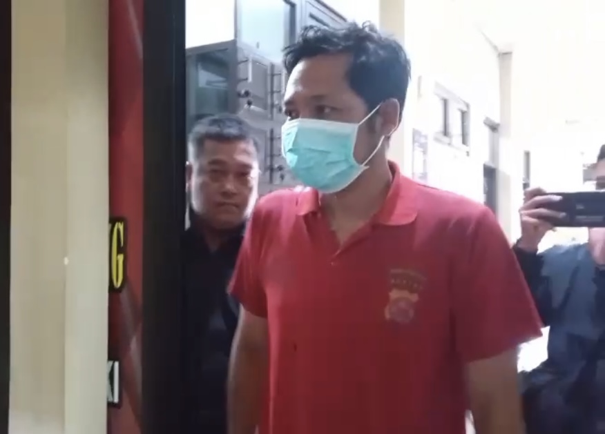 DIJEBLOSKAN. Kades Sidamukti, Kecamatan Sukaresmi, Kabupaten Pandeglang, sedang digelandang pihak Tipikor Satreskrim Polres Pandeglang, untuk dijebloskan ke jeruji Polres Pandeglang, Kamis (8/1).