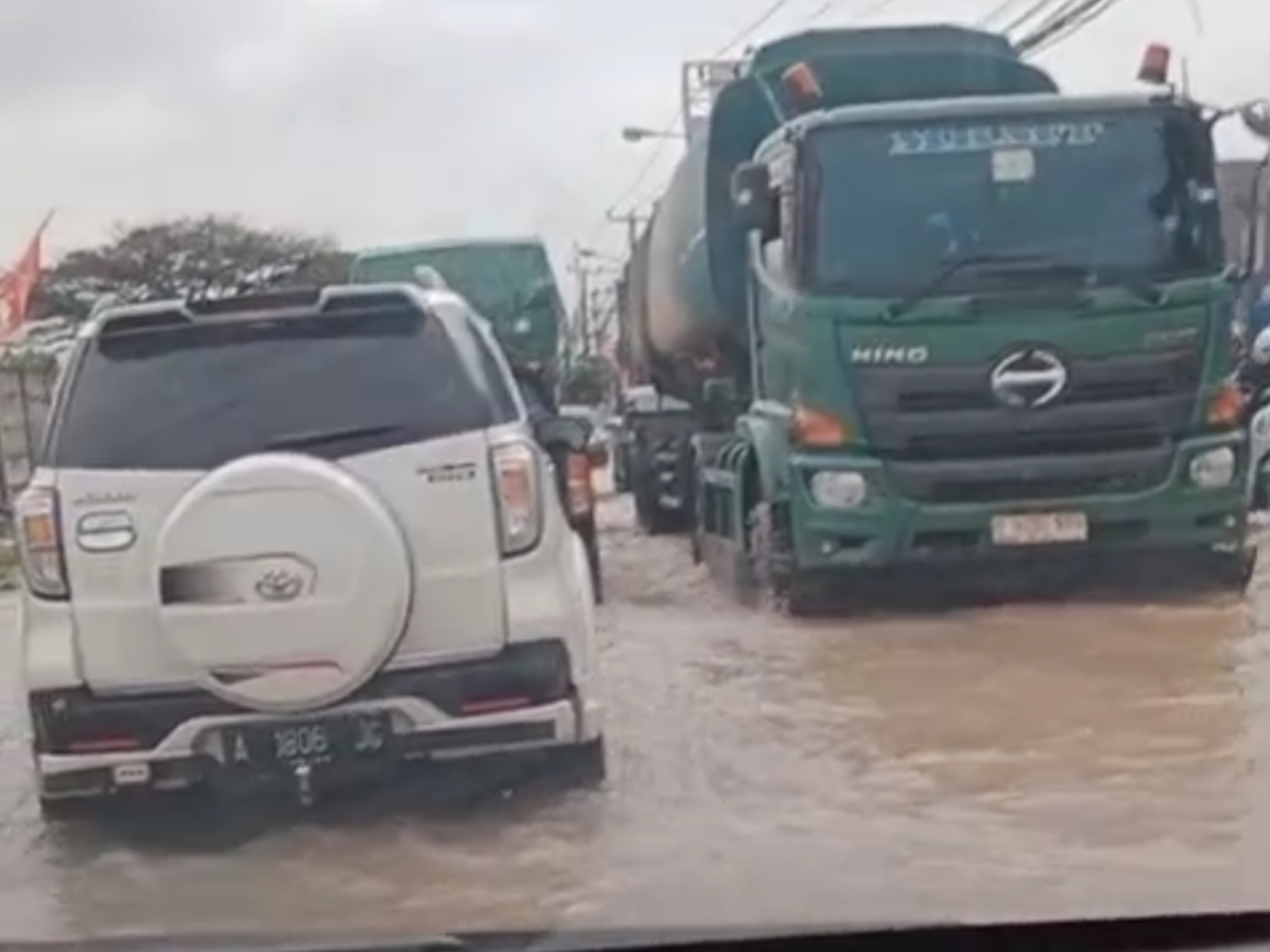 Kendaraan melintas di genangan banjir Jalan Anyer–Cilegon, Sabtu (3/1/2026). (Ist)