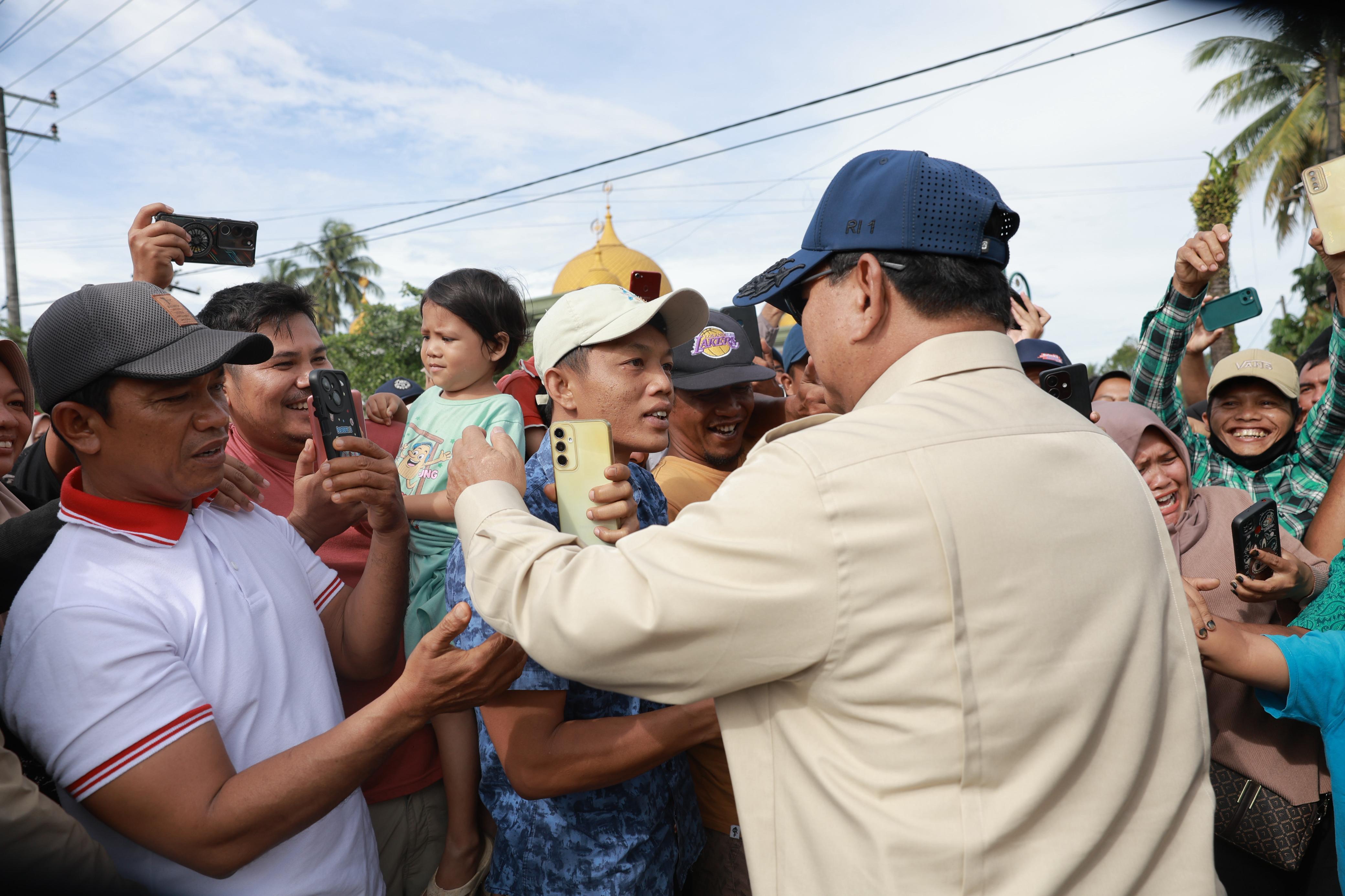 Presiden Prabowo saat menyapa pengungsi di Aceh Tamiang. Foto : Tim Media Presiden