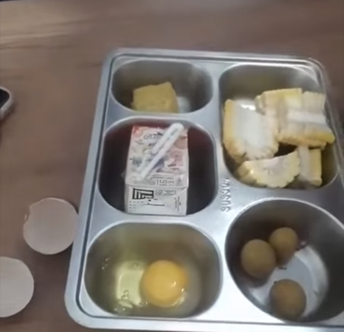 MENTAH. Menu MBG yang diterima SMAN 1 Cigemblong, Kecamatan Cigemblong, Kabupaten Lebak, dari SPPG Yayasan Amanah Permas Agung, telur dan jagung terlihat mentah.