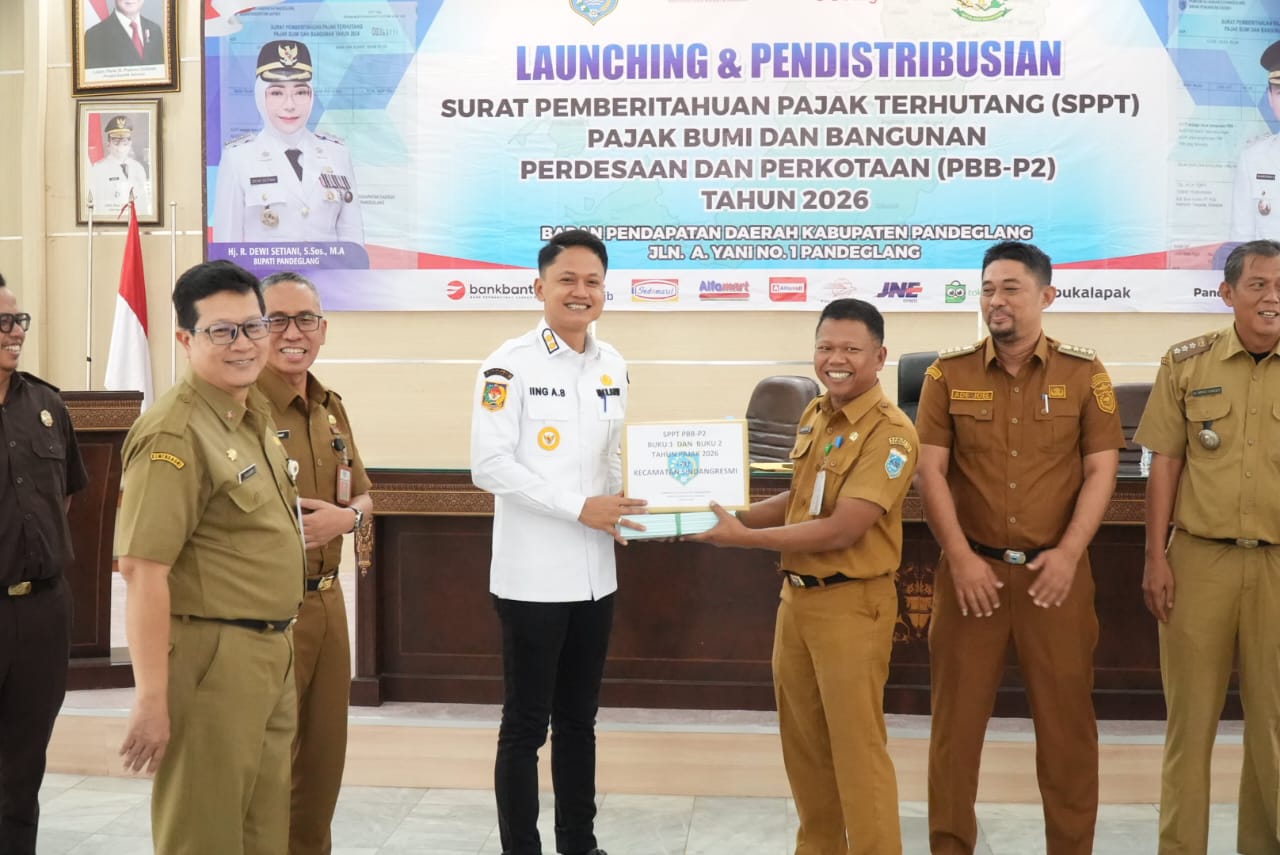 Wakil Bupati Pandeglang, Iing Andri Supriadi menyerahkan SPPT dalam acara rilis dan distribusi SPPT PBB-P2, di Gedung Pendopo Kabupaten Pandeglang, Selasa (13/1/2026).(Istimewa)