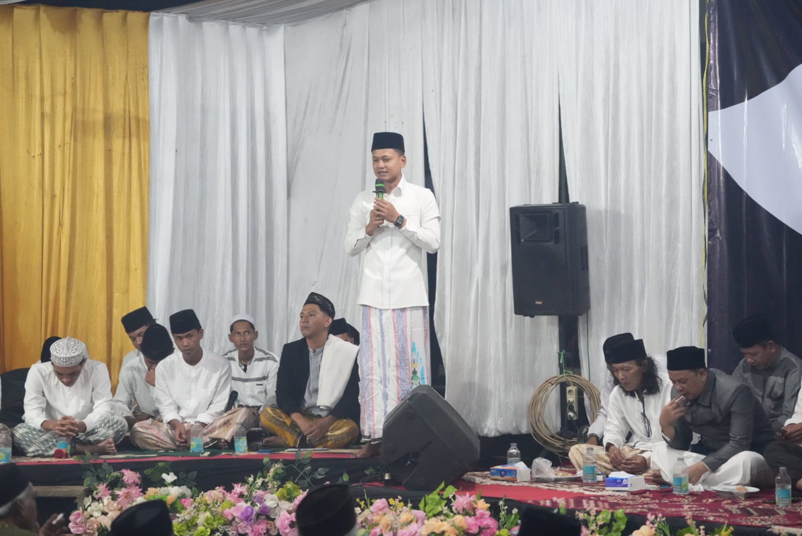 Wakil Bupati Pandeglang, Iing Andri Supriadi menghadiri peringatan Isra Mi’raj Nabi Muhammad Saw, di Pesantren Fathul Ma’ani, Kampung Kananga, Kecamatan Menes, Jumat (16/1/2026) malam.(Istimewa)