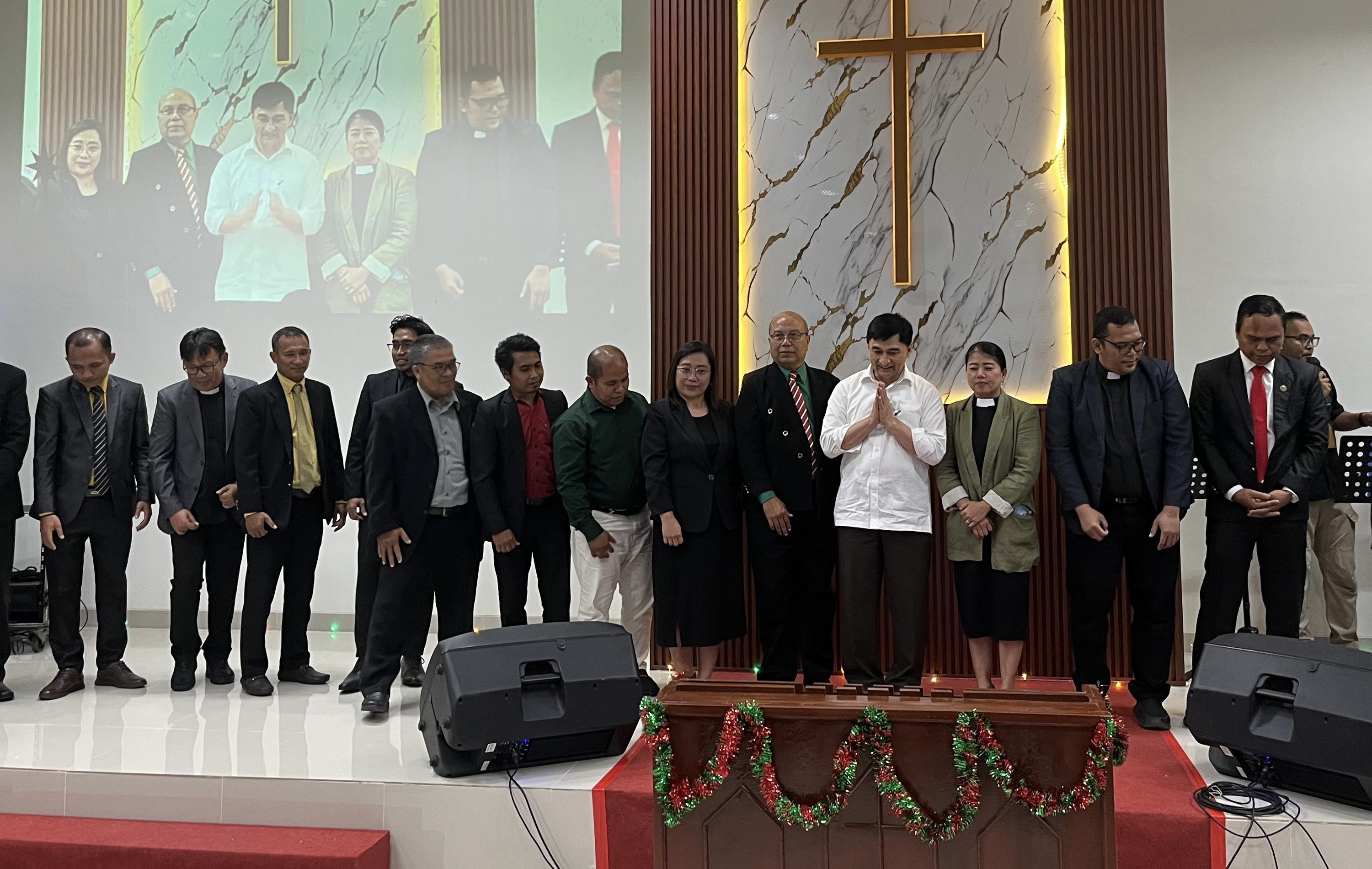 FOTO BERSAMA. Wagub Banten A. Dimyati Natakusumah bersama para pejabat lainnya, sedang foto bersama di Gereja Bersama kawasan Citra Maja City, Kecamatan Maja, Kabupaten Lebak, Sabtu (10/1).