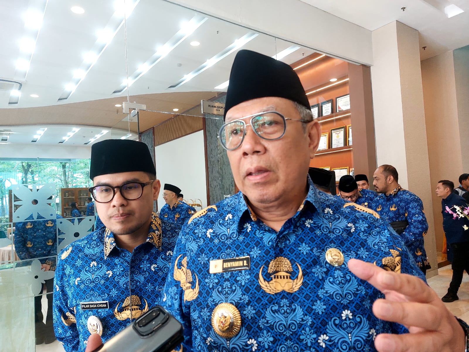 Wali Kota Tangsel, Benyamin Davnie saat menerangkan soal lelang jabatan di Puspemkot Tangsel, Senin (19/1)