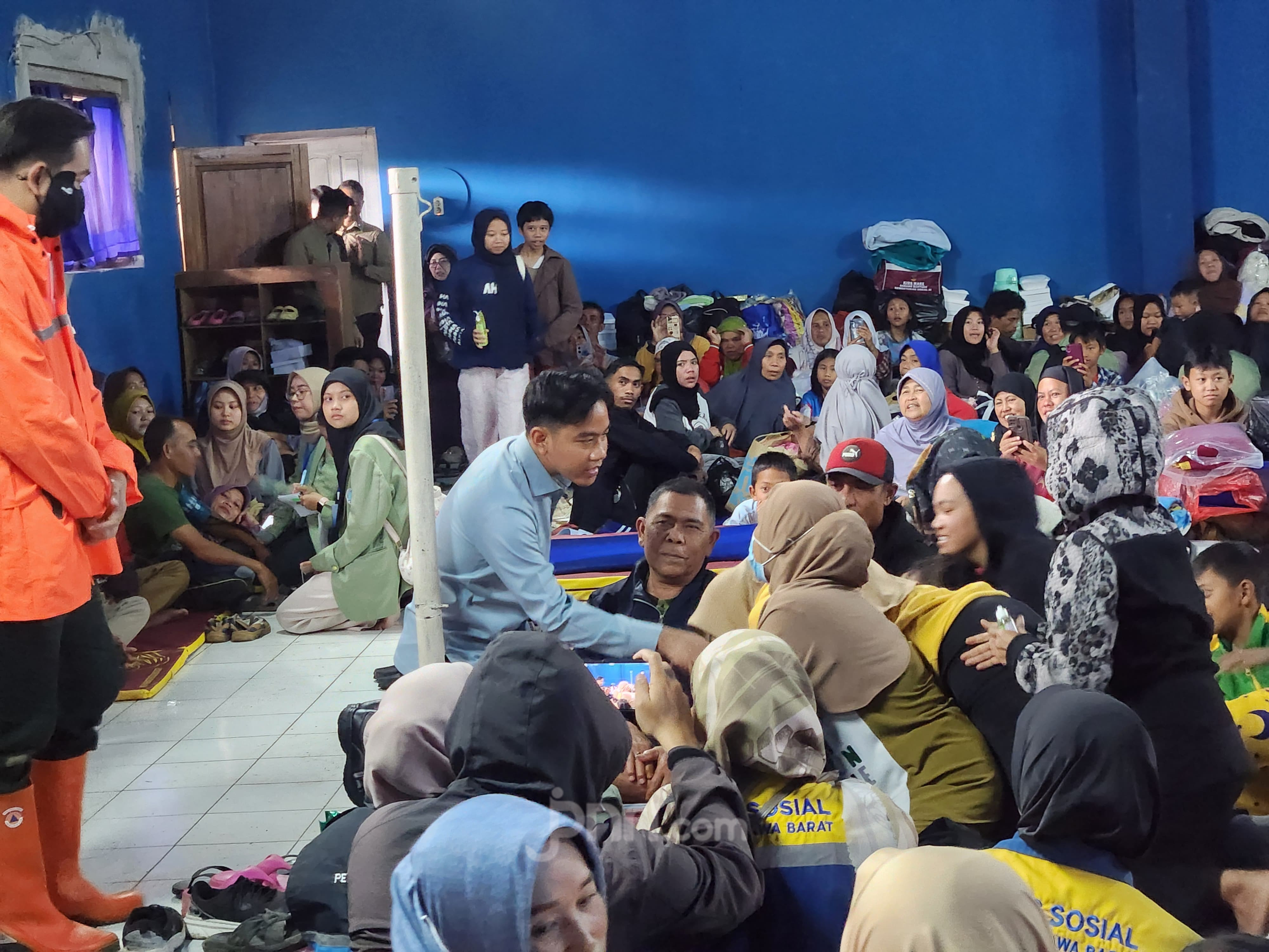 Wapres Gibran saat berdialog dengan korban longsor di Kabupaten Bandung Barat, Jawa Barat, Minggu (25/1/2026). Foto : Ist