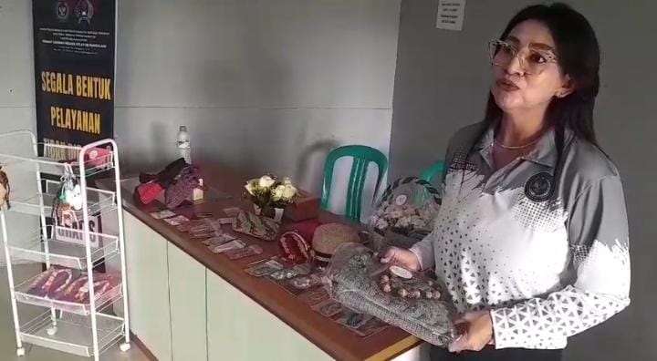 KERAJINAN. Kepala KPR Pandeglang Iis Yutapiah, sedang menunjukan kerajinan yang bernilai ekonomi hasil karya warga binaan perempuan Rutan Kelas II Kabupaten Pandeglang, beberapa hari lalu.