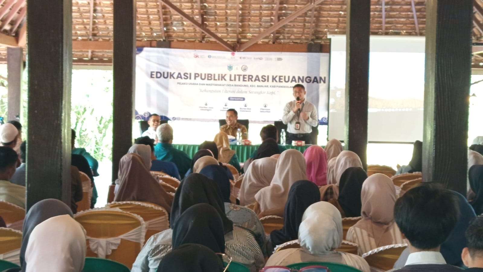 EDUKASI. Ratusan warga Desa Bandung, Kecamatan Banjar, Kabupaten Pandeglang, sedang diberi edukasi literasi keuangan oleh pihak OJK, di Aula Mina Agro Wisata Bukit Si Nyonya, Senin (26/1).
