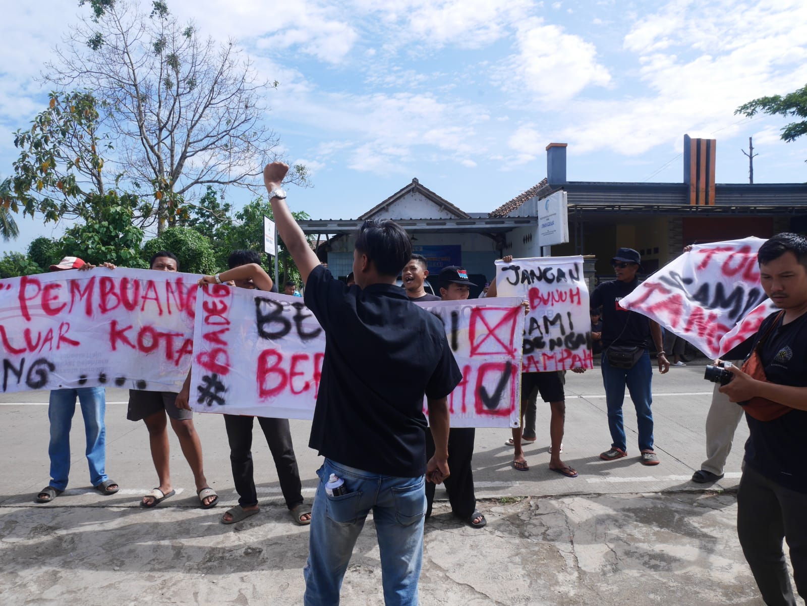 Sejumlah warga Kecamatan Taktakan menggelar aksi unjuk rasa menolak kiriman sampah dari Tangsel ke Tempat Pembuangan Akhir (TPA) Cilowong, Selasa (6/1/2025).(tangselpos.id/rie)