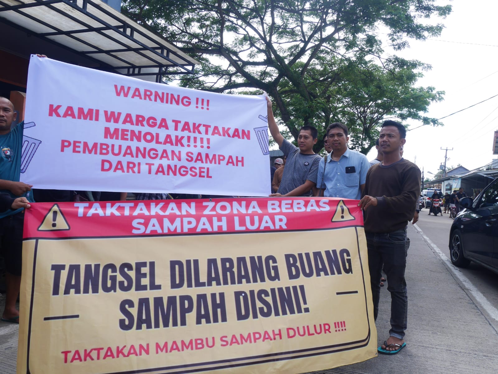 Warga saat berunjuk rasa di depan Kantor Kecamatan Taktakan, Kota Serang, Selasa (6/1/2025) siang. (tangselpos.id/rie)