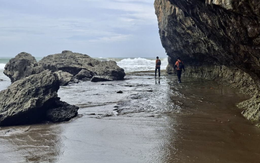 PENCARIAN. Pihak Basarnas Banten bersama para pihak lainnya, sedang melakukan pencarian terhadap korban yang terseret ombak di Pantai Goa Langir Sawarna, Kecamatan Bayah, Kabupaten Lebak, Banten, Minggu (18/1).