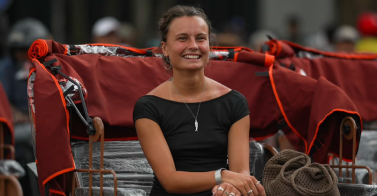 WN Jerman naik becak listrik saat berlibur di Kota Malang. Foto : Tim Media Presiden