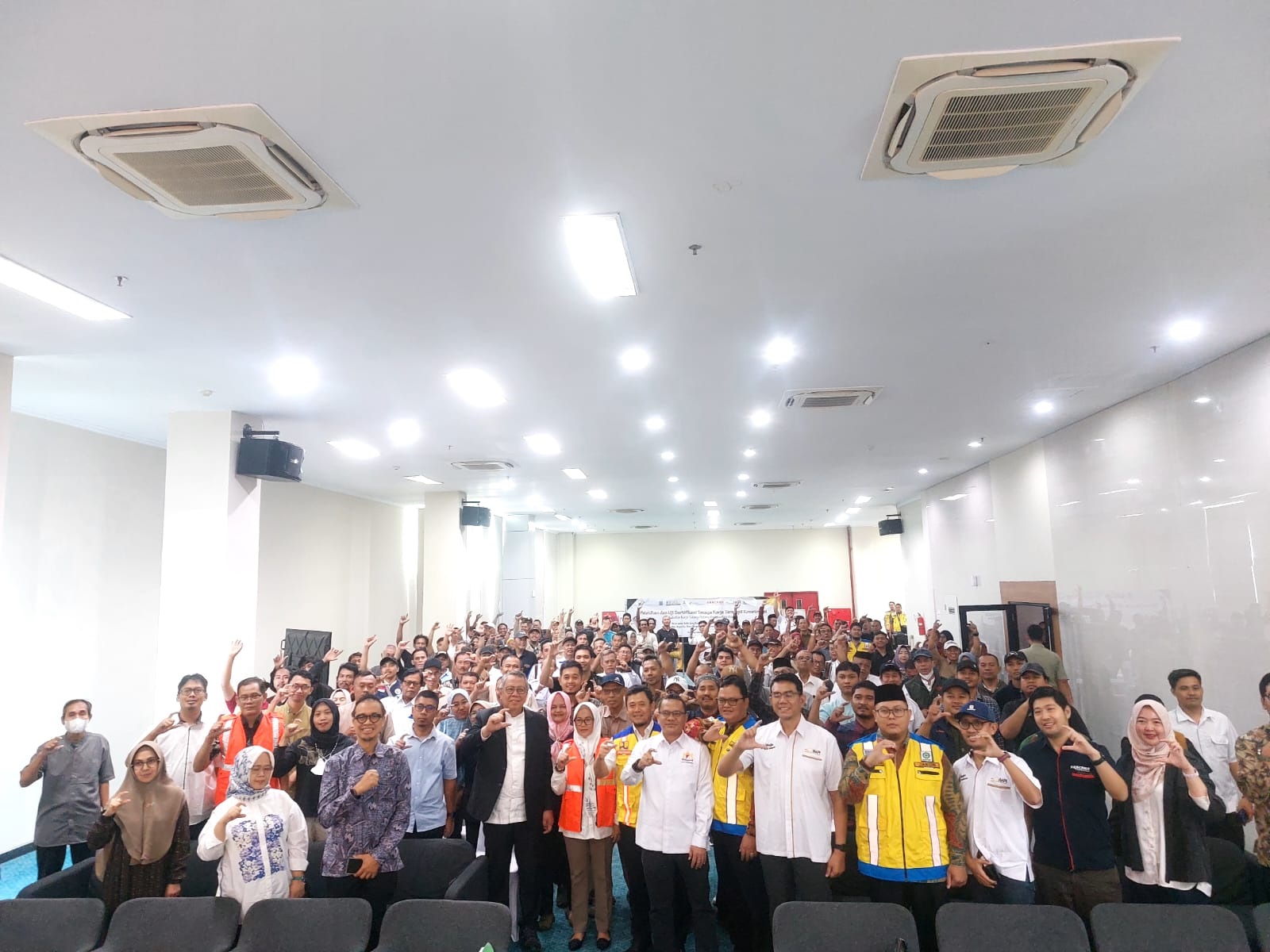 KONSTRUKSI. Antusias ratusan pekerja konstruksi di Tangsel saat mengikuti pelatihan dan sertifikasi keterampilan.