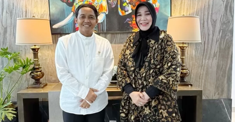Wali Kota Banda Aceh (kanan) Illiza Sa’aduddin Djamal  Menteri Kehutanan Raja Juli Antoni (kiri). Foto : Ist