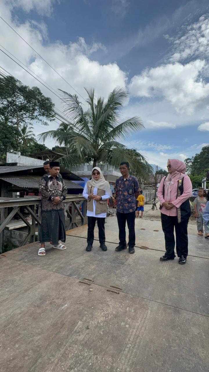 Bupati Dewi Setiani meninjau Jembatan Bailey di Desa Sinarjaya, Kecamatan Mandalawangi, mulai Jumat (13/2/2026) sore. Saat ini jembatan sementara sudah bisa dilalui kendaraan dan juga warga.(Istimewa)