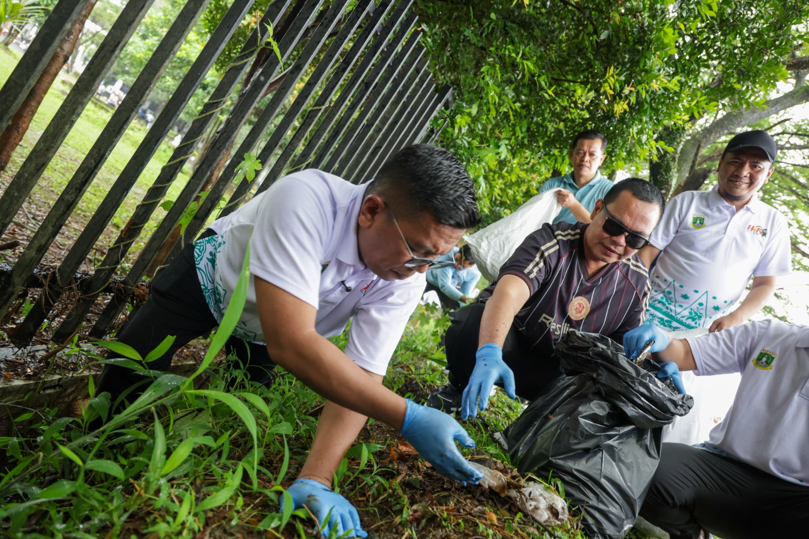 Kesadaran masyarakat sangat dibutuhkan. Kebiasaan membuang sampah sembarangan harus diubah, dan pemerintah daerah hadir untuk memberikan dorongan serta contoh nyata,” pungkasnya.