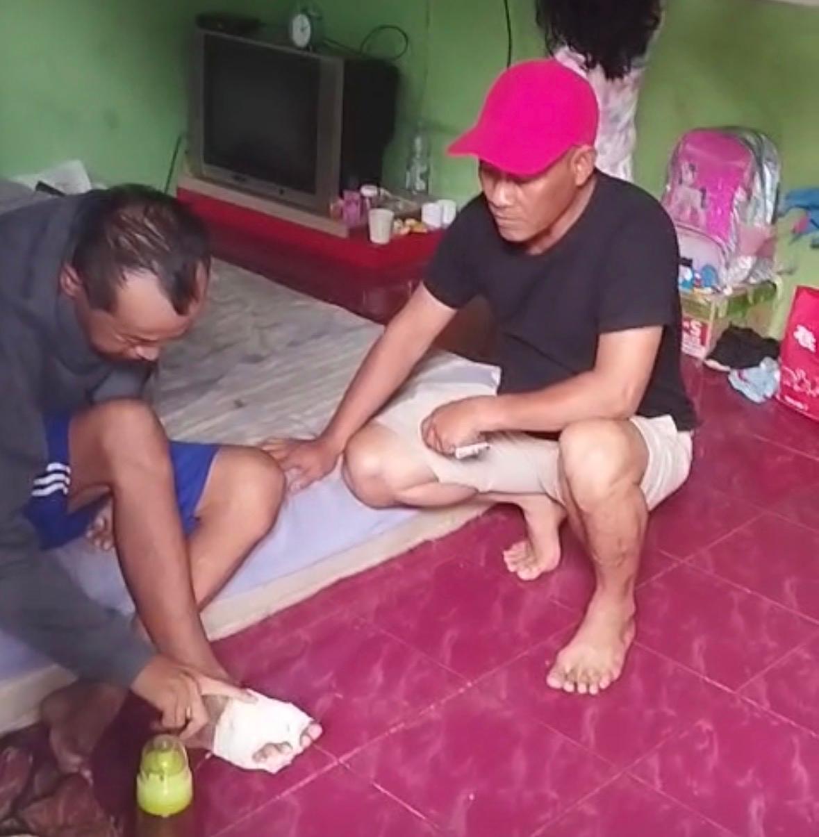 Anggota DPRD Kota Tangsel Amar menjenguk warga yang sedang sakit di Kelurahan Pondok Ranji, Kecamatan Ciputat Timur.