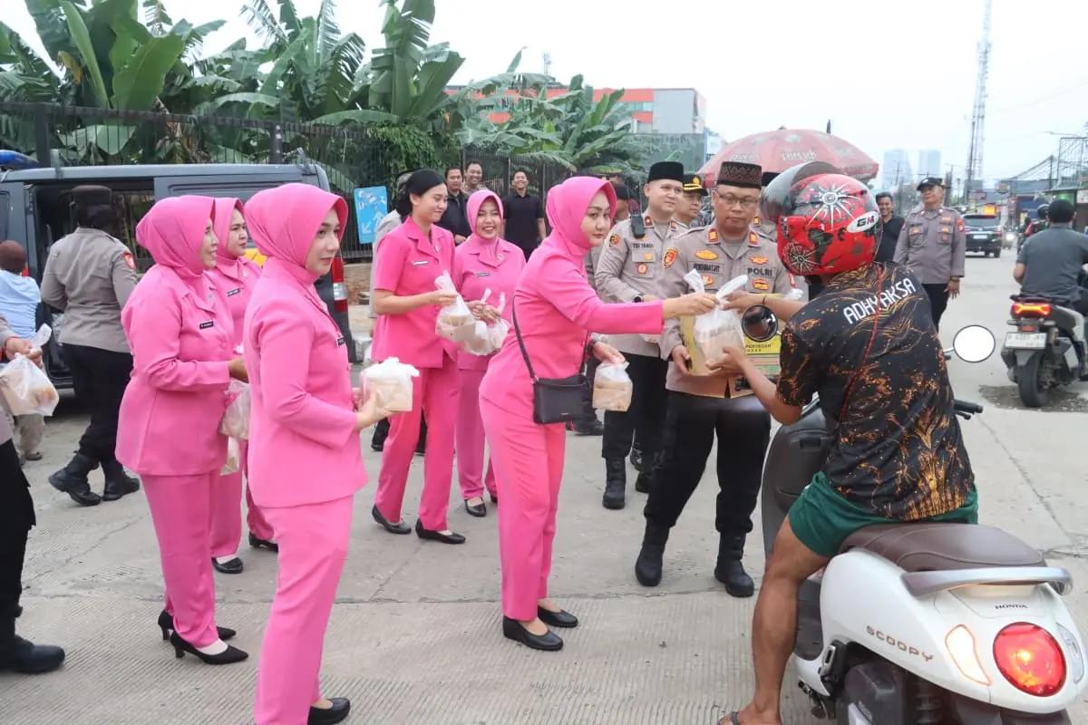 Polres Tangsel berbagi takjil kepada para pengendara. Kegiatan untuk mendekatkan kepolisian dengan masyarakat.