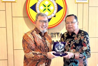 PT Bank Muamalat Indonesia Tbk memperluas penetrasi layanan perbankan syariah di sektor pendidikan melalui kolaborasi strategis dengan Universitas Pamulang (Unpam). Sinergi ini mencakup pemanfaatan layanan keuangan komprehensif sekaligus implementasi Tridarma Perguruan Tinggi.