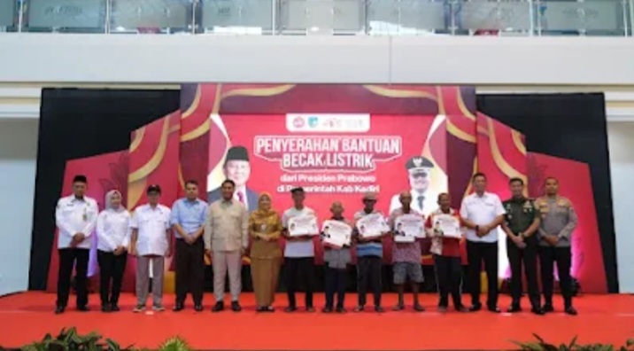 Penyerahan becak listrik di Kediri. Foto : Tim Media Prediden