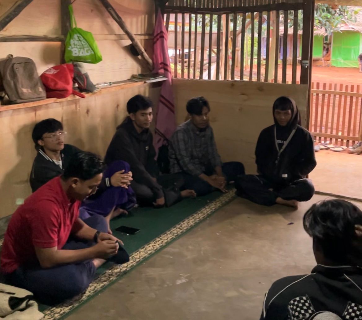 BEM Banten Bersatu tengah melakukan persiapan pengabdian masyarakat di kawasan Huntara Cigobang, Kamis (5/2).