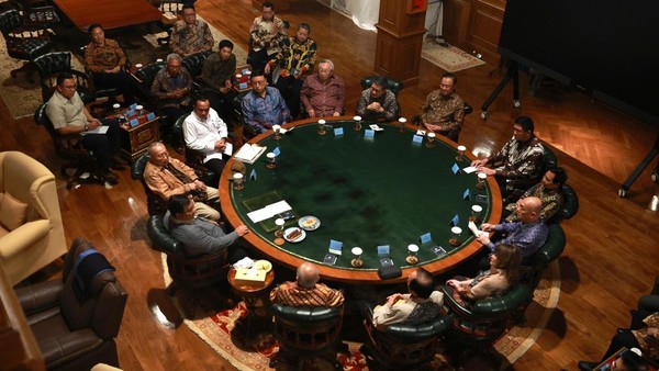 Presiden Prabowo saat menggelar pertemuan dengan 22 Konglomerat dari APINDO. Foto : Ist