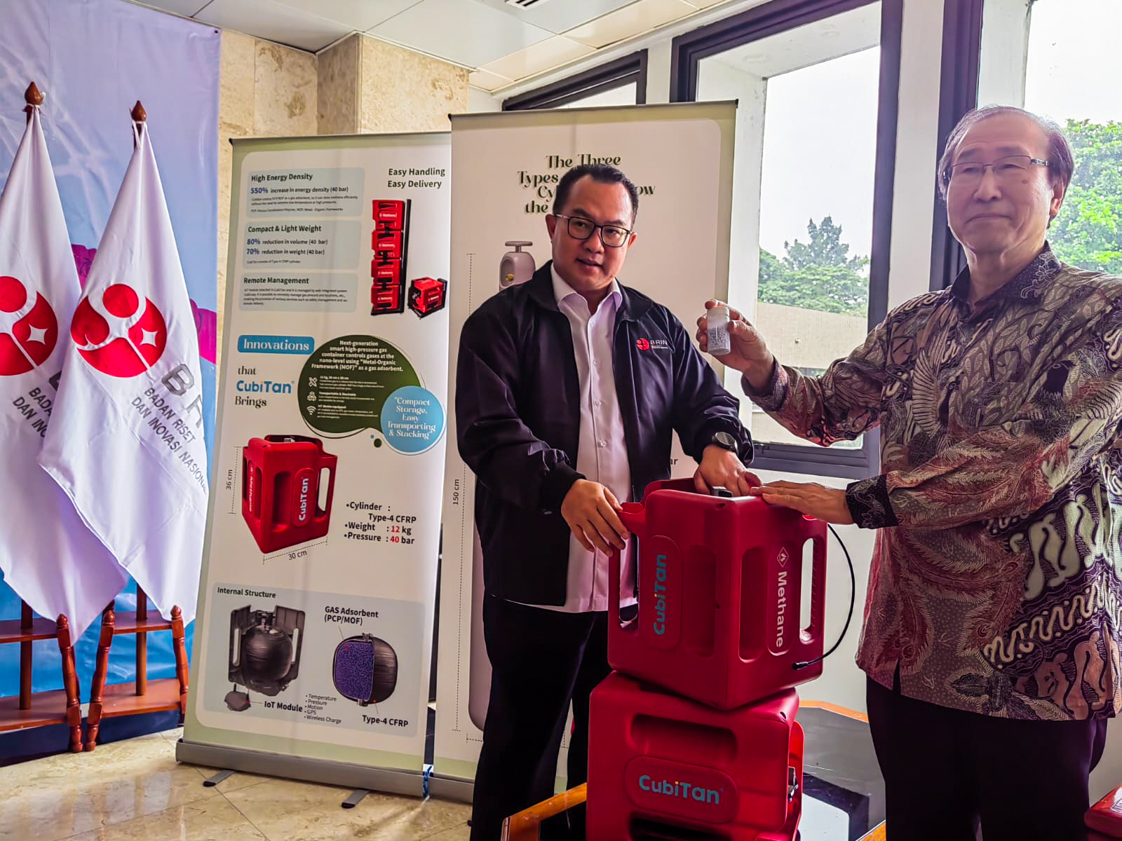 Peraih Nobel Kimia 2025 Prof. Susumu Kitagawa (kanan) menunjukkan produk tabung gas berbahan MOFs hasil penelitiannya di BRIN Serpong, Tangerang Selatan, Rabu (4/2/2026). (tangselpos.id/lim)