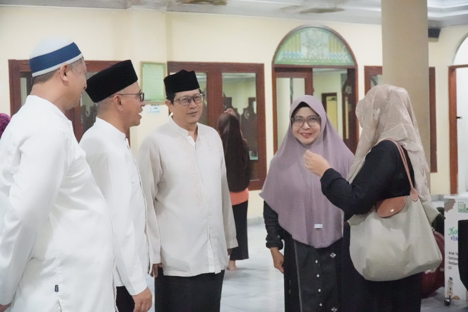 BINCANG-BINCANG. Bupati Pandeglang Raden Dewi Setiani, bersama Sekda Pandeglang dan jajaran lainnya sedang berbincang-bincang, pasca salat tarawih pertama di di Masjid Agung Ar-Rohman Pandeglang, Rabu (18/2) malam.