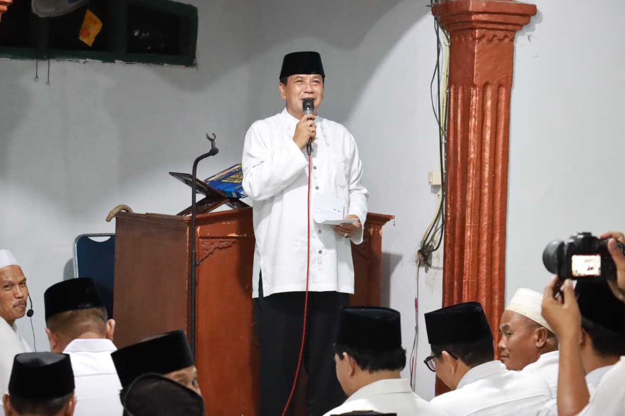 Bupati Tangerang, Maesyal Rasyid, saat melaksanakan kegiatan Tarawih Keliling (Tarling) di Masjid Baitun Nuur, Kecamatan Kresek, Rabu (25/2) malam.