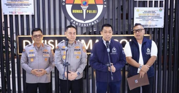 Sekretaris NCB Interpol Indonesia, Brigjen Pol Untung Widyatmoko saat konferensi pers di Msbes Polri. Foto : Ist