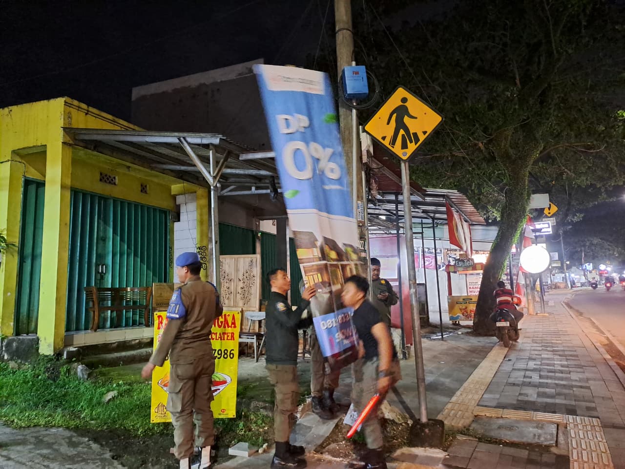 Satuan Polisi Pamong Praja (Satpol PP) Kota Tangerang Selatan kembali menertibkan spanduk ilegal. (Ist)