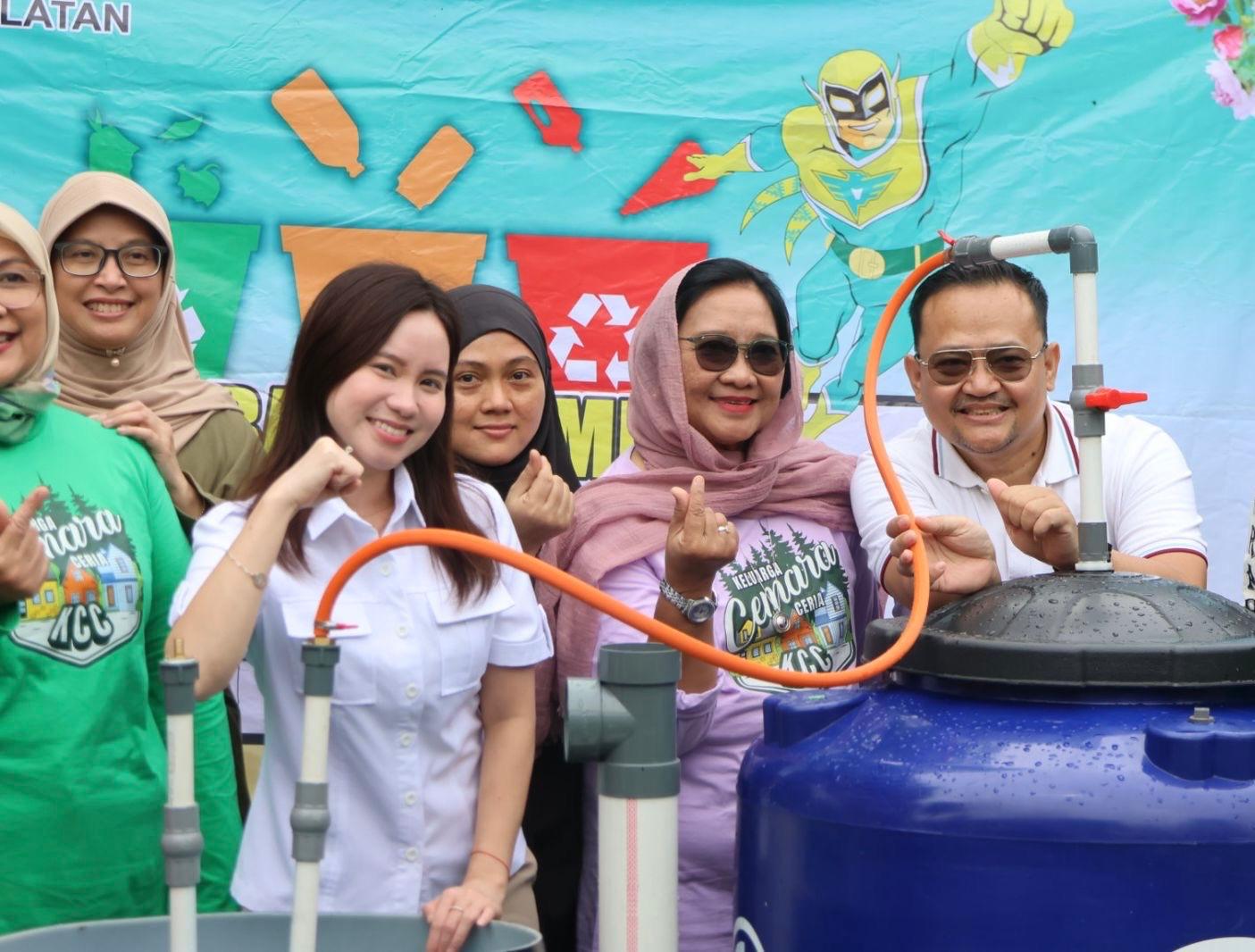 Wakil Ketua DPRD Kota Tangerang Selatan (Tangsel), Maria Teresa Suhardja bersama Wakil Ketua DPRD Banten Yudi Budi Wibowo  menepati janjinya kepada warga Bukit Nusa Indah, Kelurahan Serua, Kecamatan Ciputat, dengan memberikan dukungan nyata dalam pengolahan sampah dari hulu.