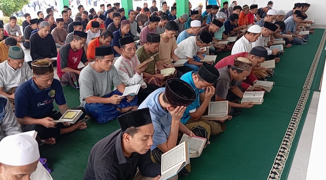 TADARUS. Warga binaan Lapas Kelas III Rangkasbitung, Kabupaten Lebak, sedang melaksanakan tadarus Al-Qur’an dalam program One Day One Juz di Masjid Jami At-Taubah di dalam lingkungan lapas, Selasa (24/2).