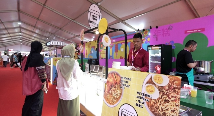 Imlek Festival 2577 menjadi berkah bagi pelaku usaha mikro di gelar di Lapangan Banteng. Foto : Ist