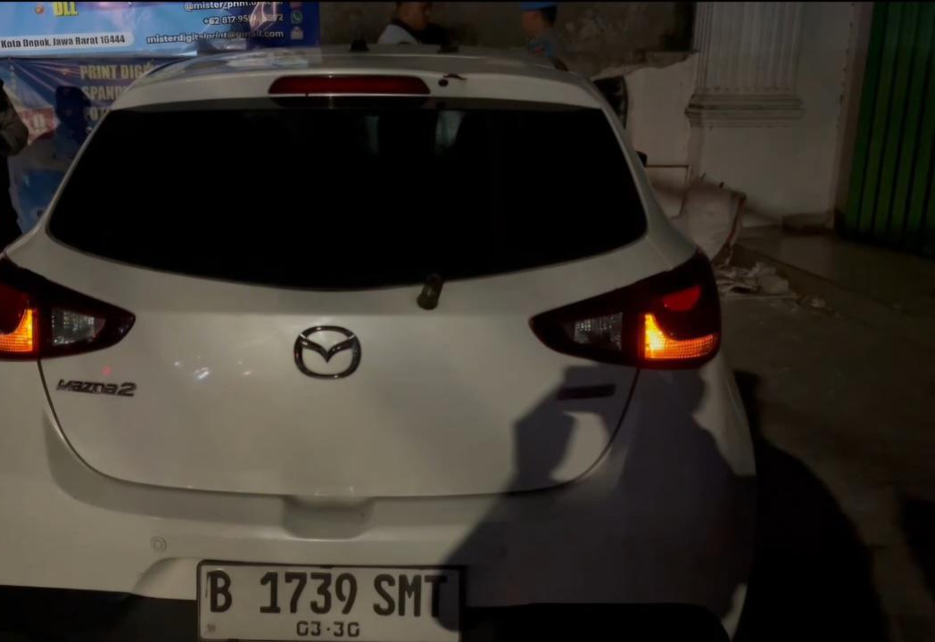 Mobil Mazda yang mengalami kecelakaan di Depok. Foto : Ist